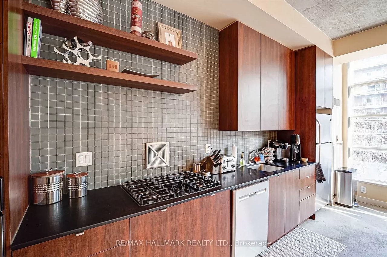 302 - 19 Brant St