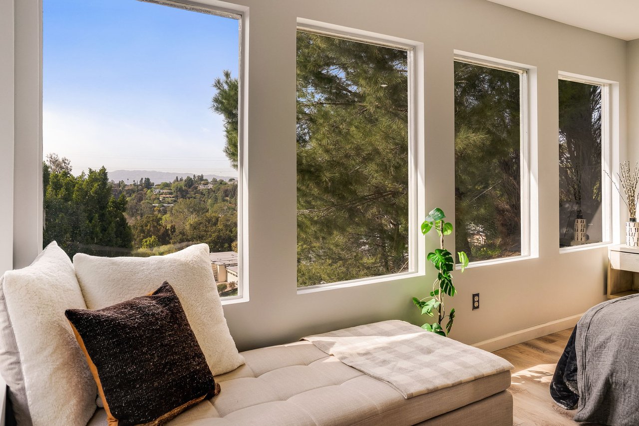deLIGHTfull Mid Century in the Studio City "Donas"