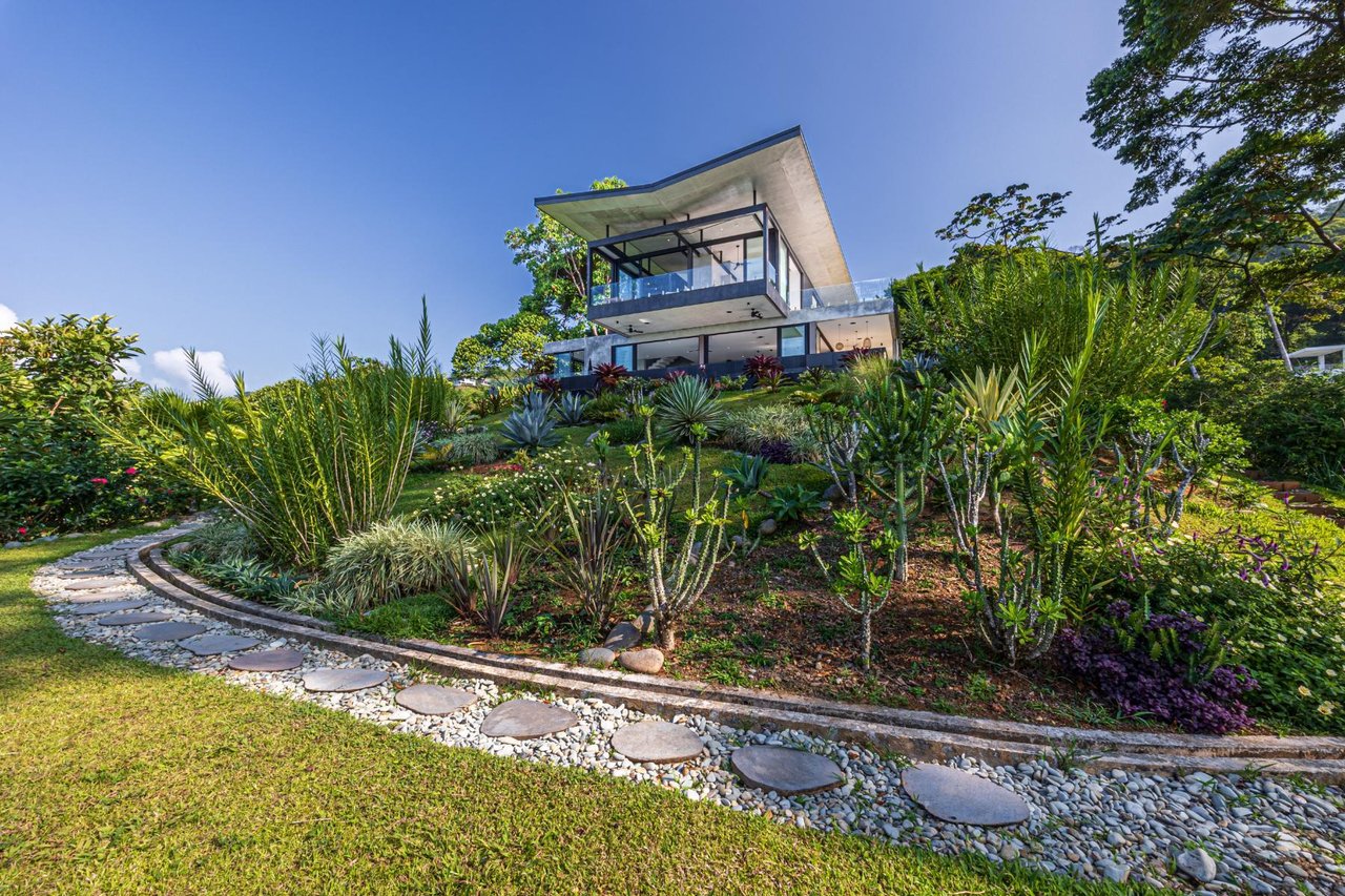 Architectural Whale Tail Villa, Dominical, Puntarenas