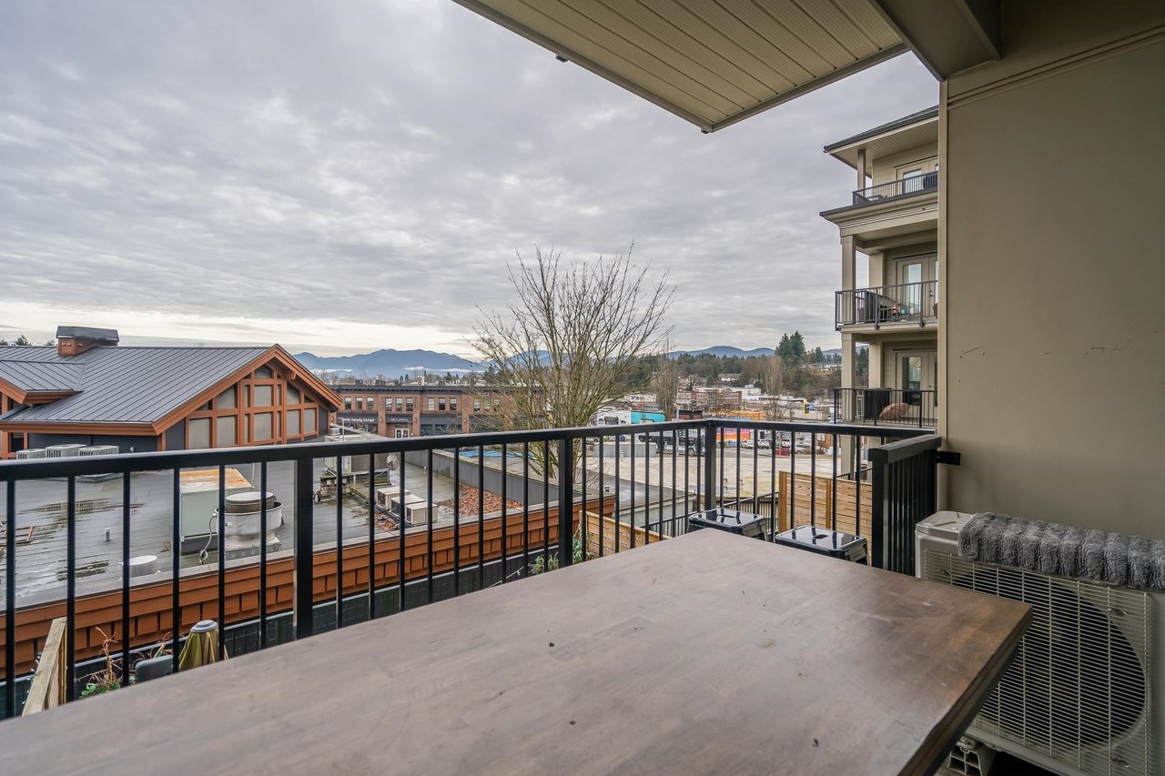 327-2493 Montrose Ave