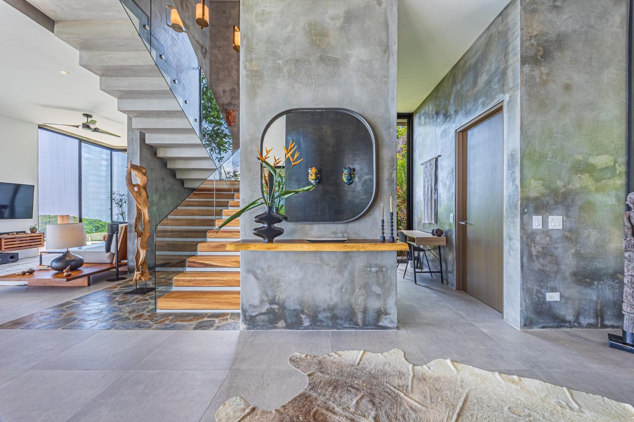 Architectural Whale Tail Villa, Dominical, Puntarenas