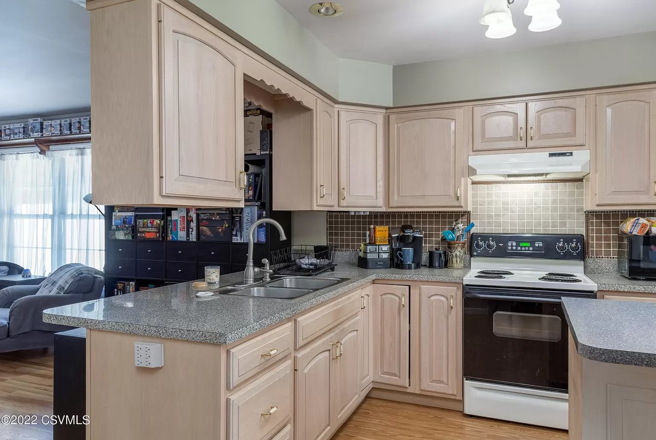 16 Meadow Ln