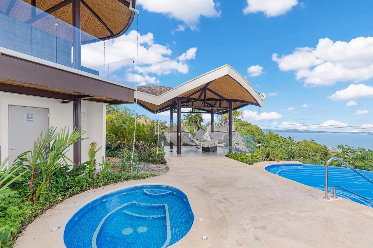 Luxury Oceanview Corner Penthouse, Jaco, Puntarenas