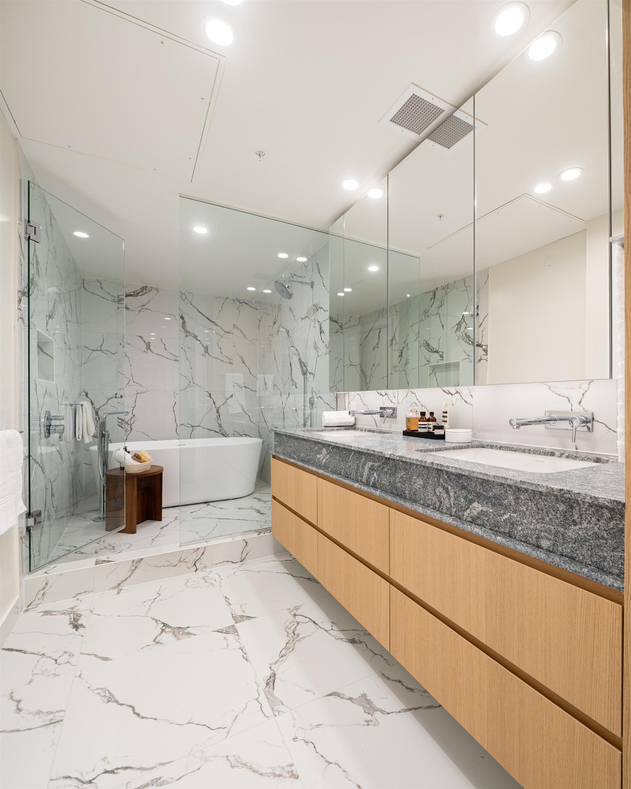 204-3668 W 10th Ave