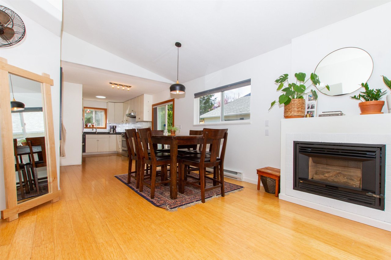 1016 Edgewater Cres