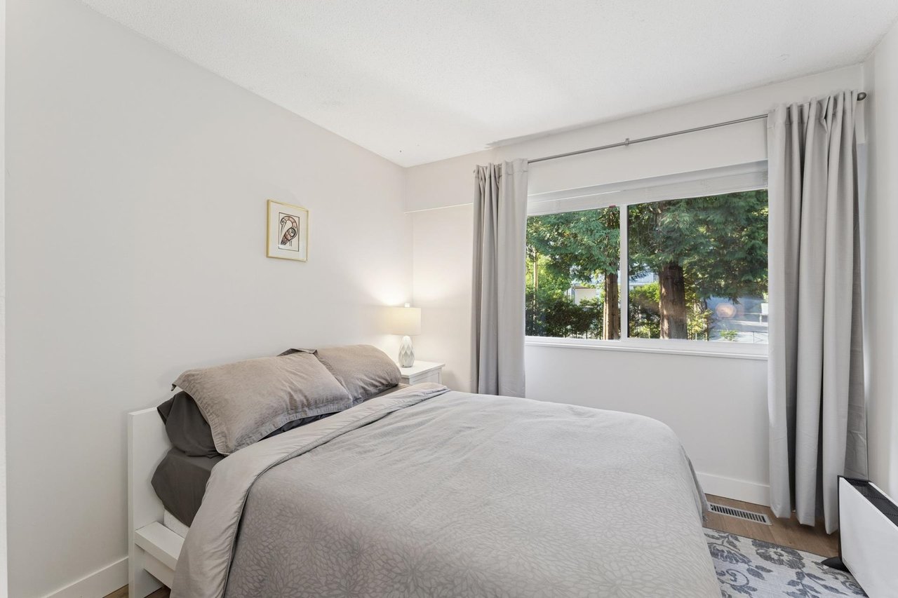 2060 Deep Cove Cres