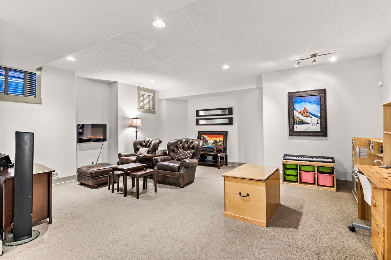 19 Tom Hoppe Mews SW