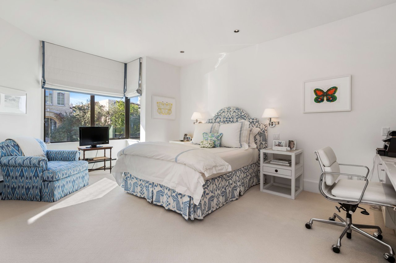 3,700sf+ Three Bedroom Condo With East Bay Views
