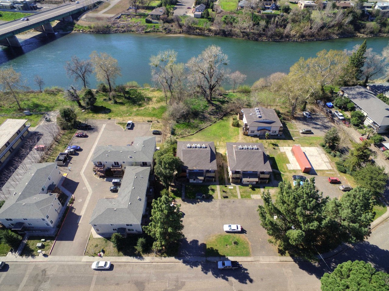 745 Lakeside Dr