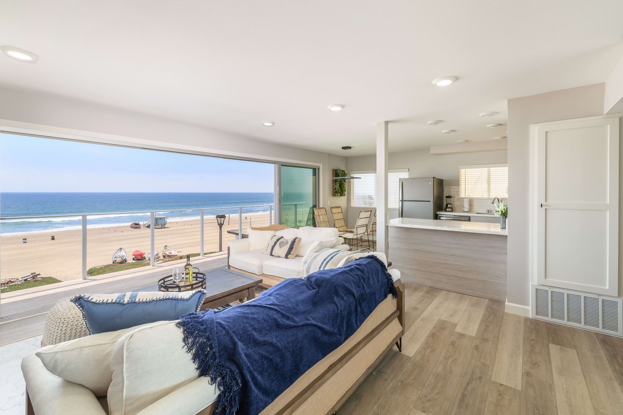 2208 The Strand