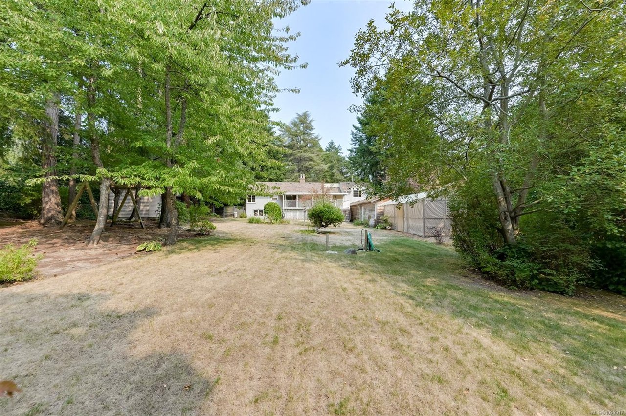 2587 MacDonald Dr