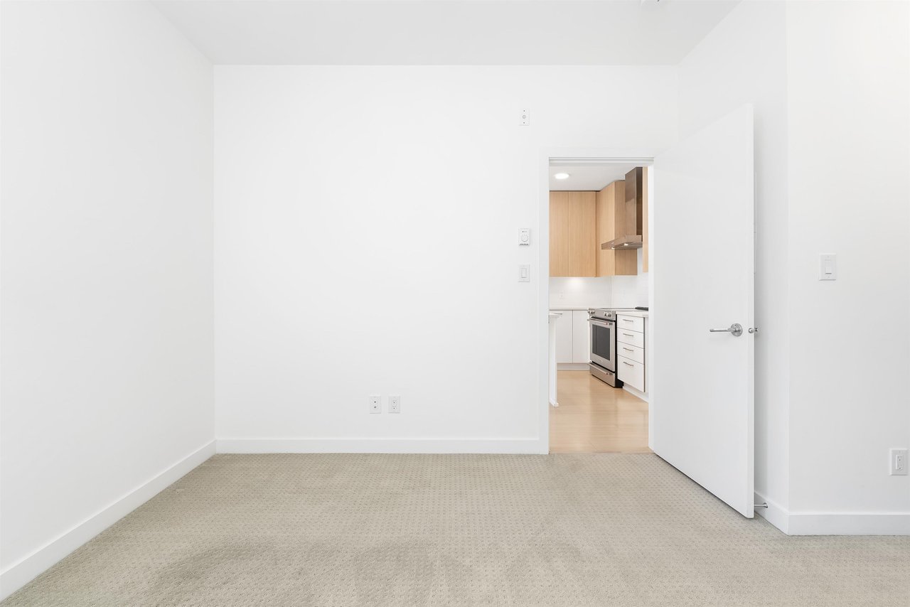303-5460 Broadway Wy