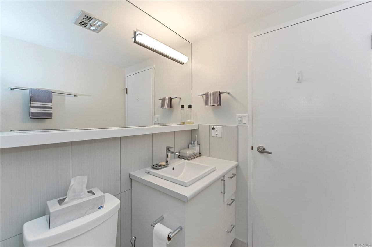 204-848 Esquimalt Rd