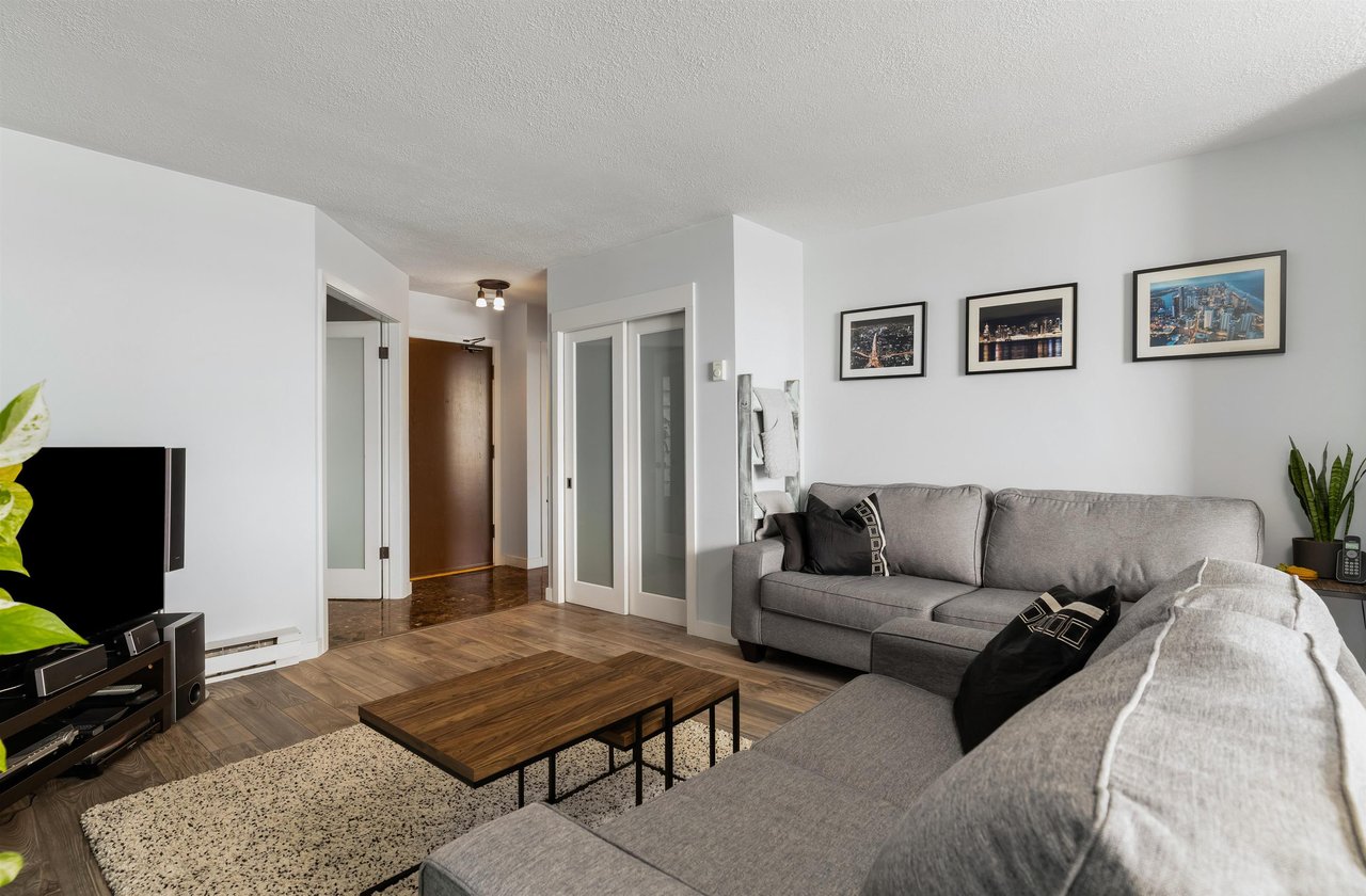 1102-1045 Quayside Dr