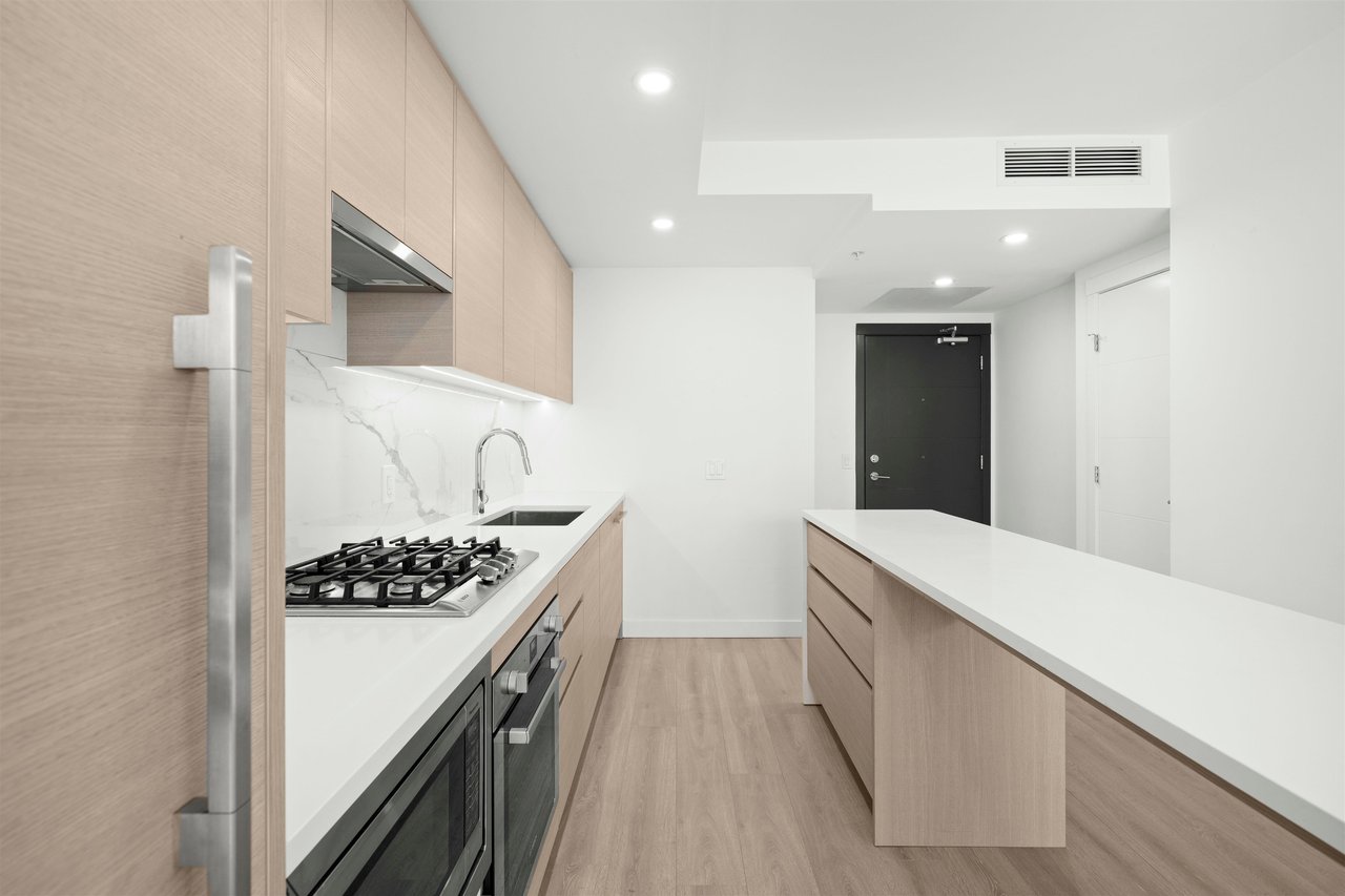 1003-823 Carnarvon St