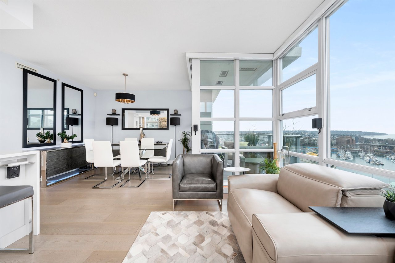 2205-638 Beach Cres