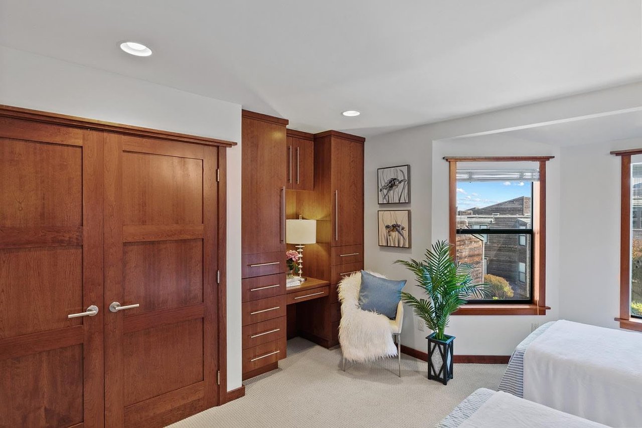 1 Surf Way APT 211