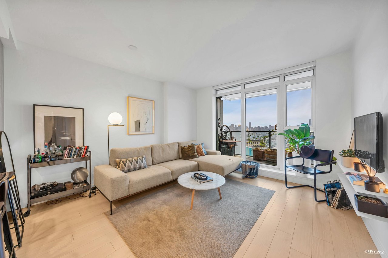1212-285 E 10th Ave