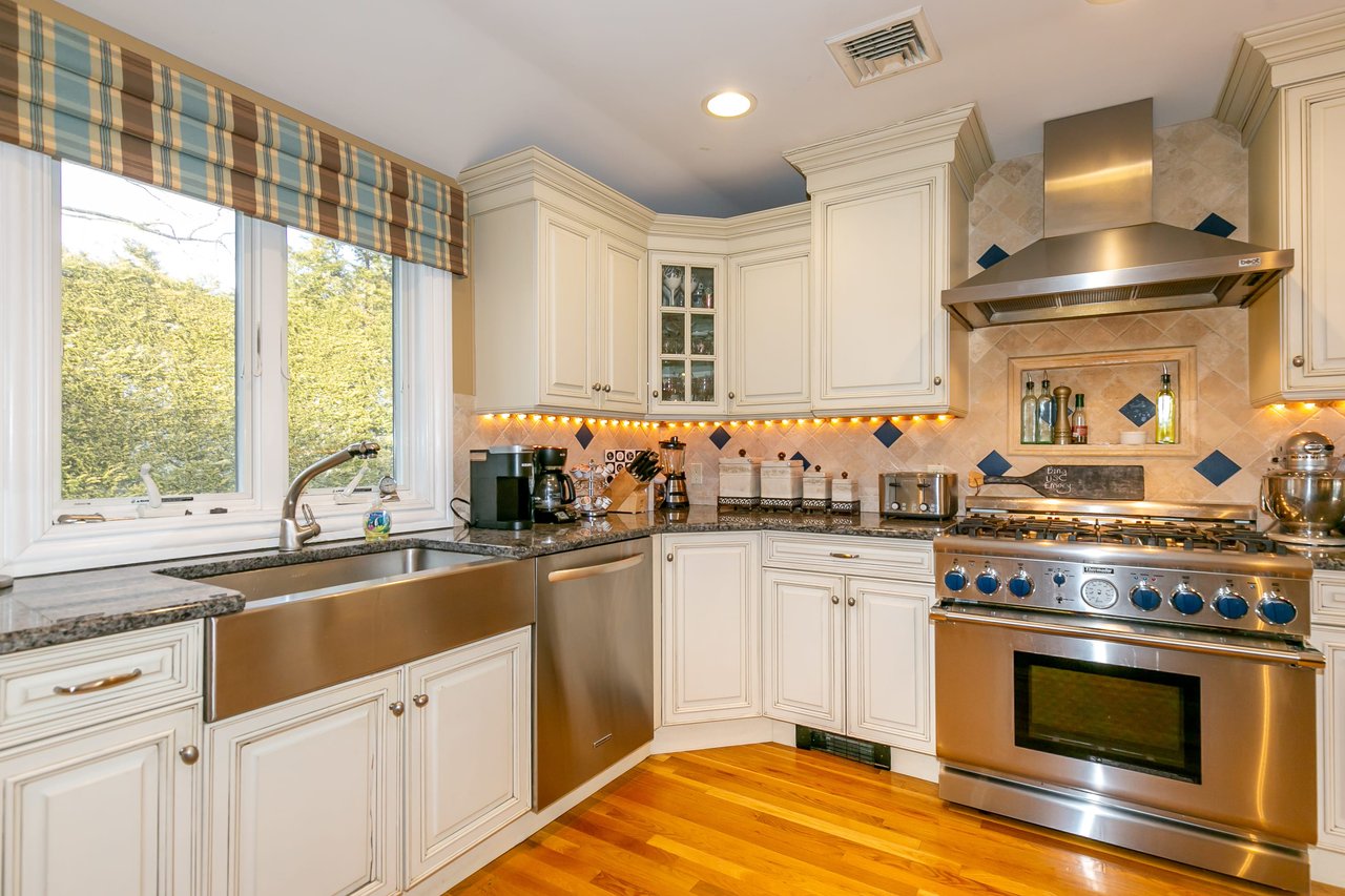 1 Gloria Dr, Woodbury