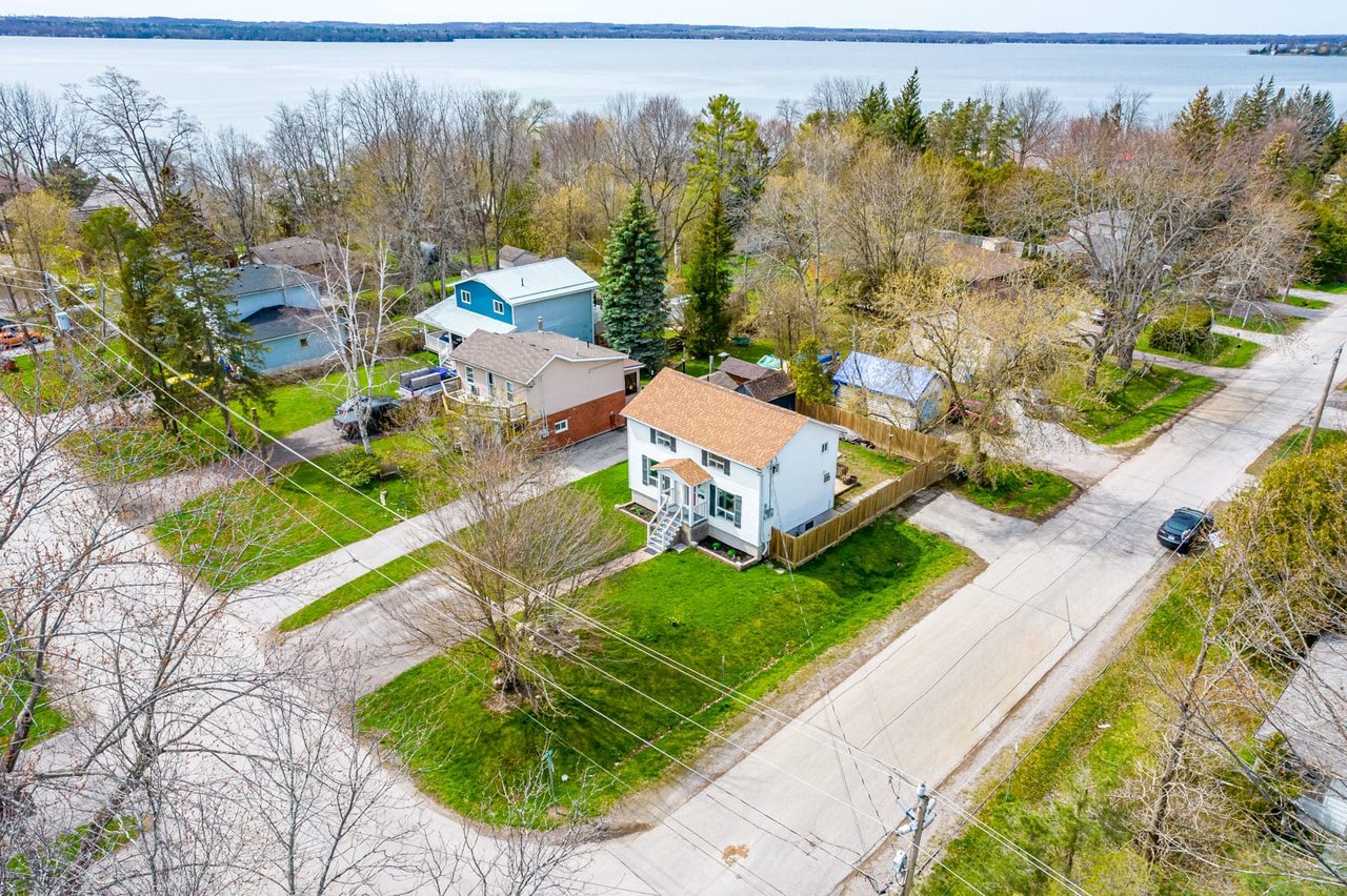 COLONIAL-STYLE HOME OFF LAKE SIMCOE