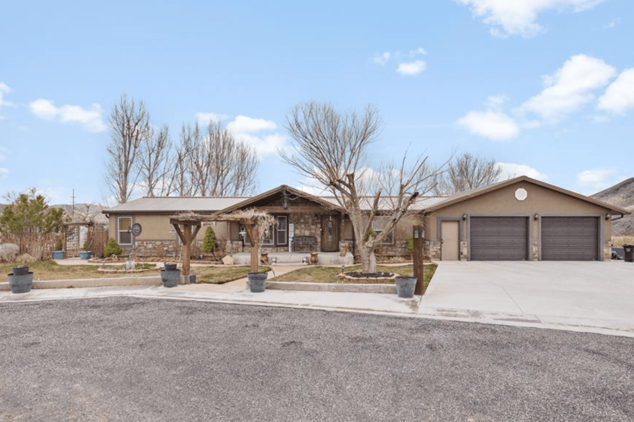 225 E Lariat Dr