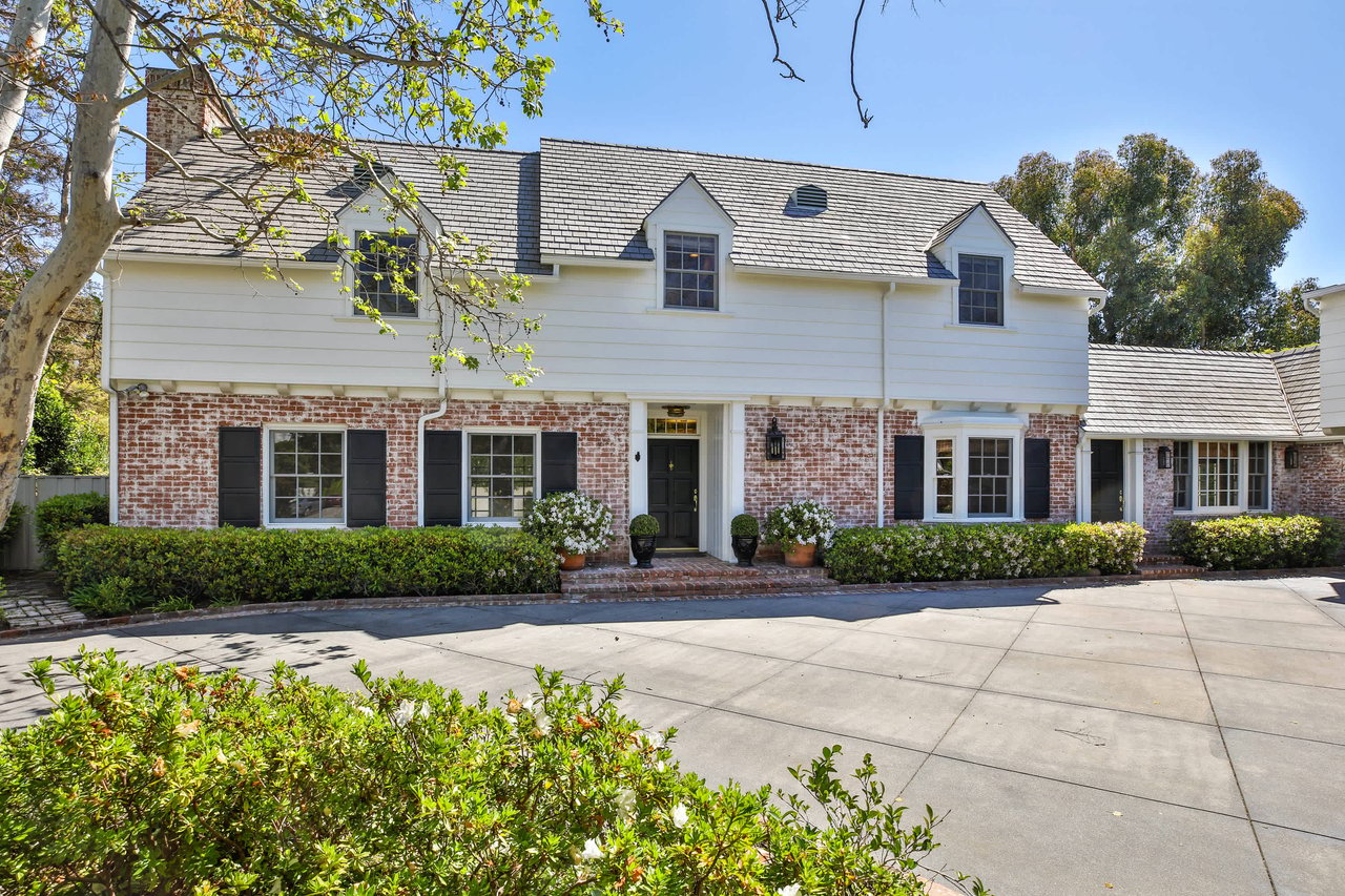 Williamsburg Colonial in Brentwood