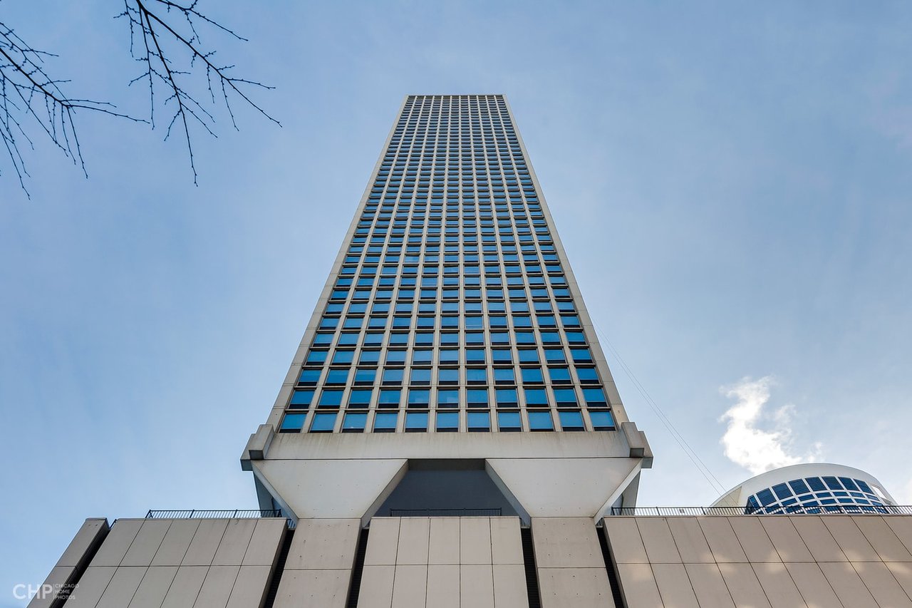 111 E Chestnut St, #37K