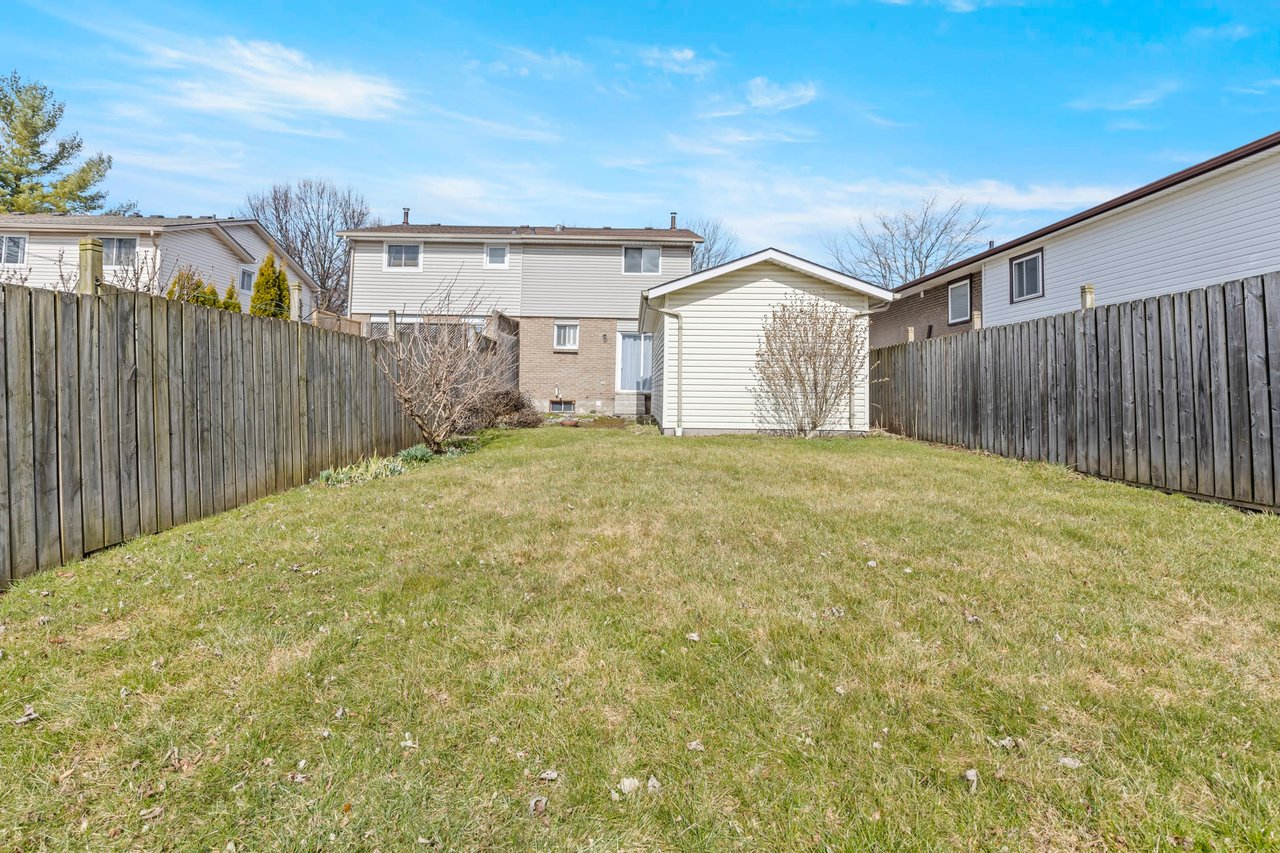 112 Graystone Cres