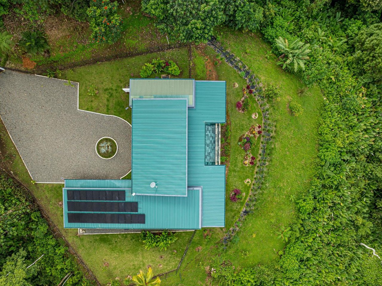 Solar Powered Tropical Villa, Ojochal, Puntarenas