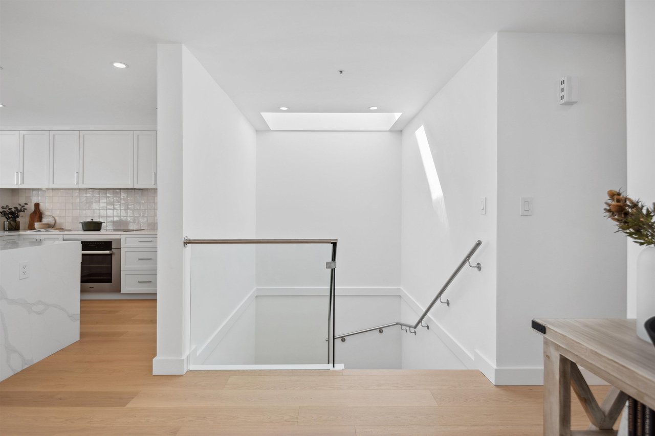 207-2433 Bellevue Ave