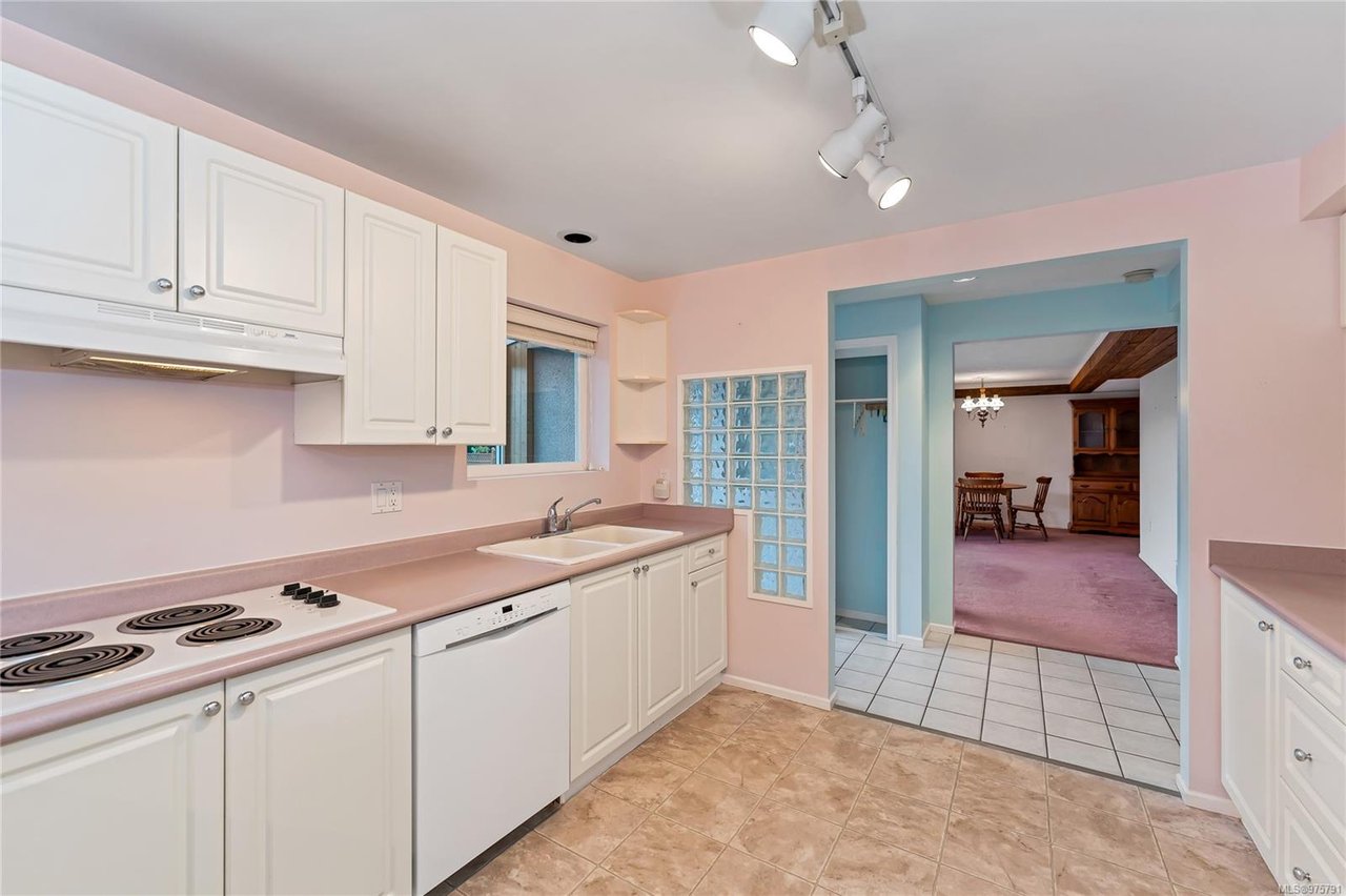 562 Baker St