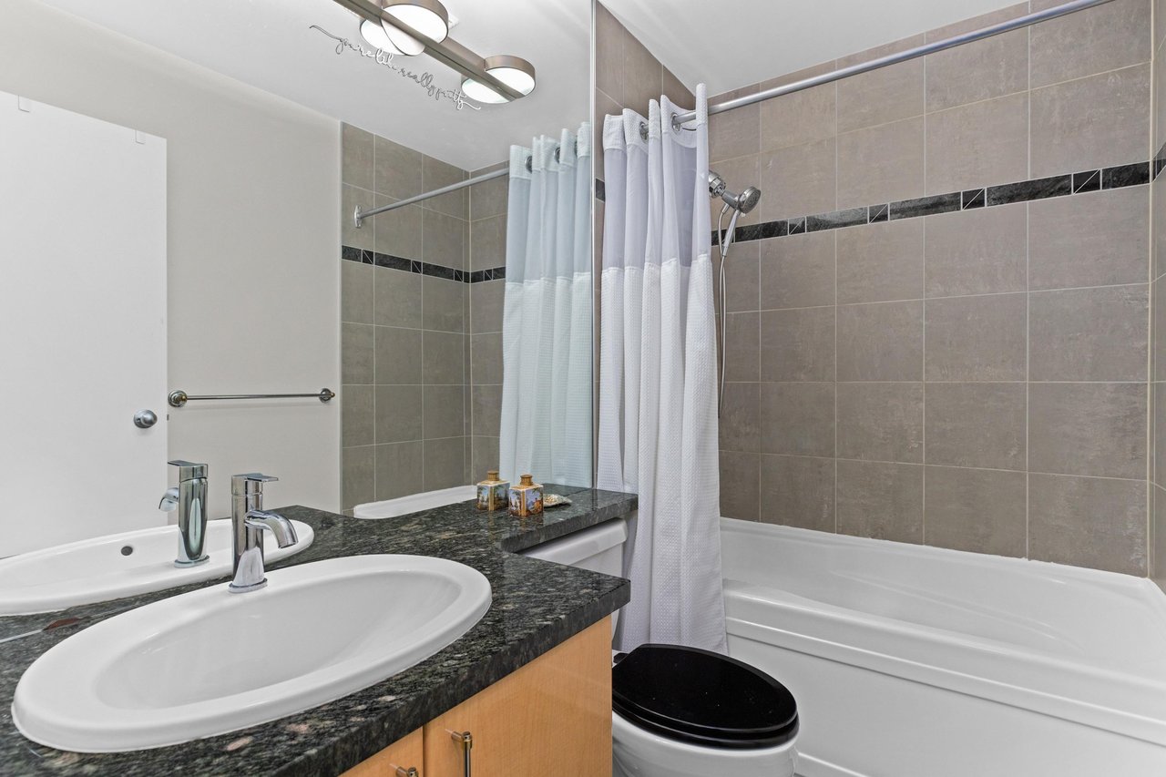 1003-1099 Marinaside Cres
