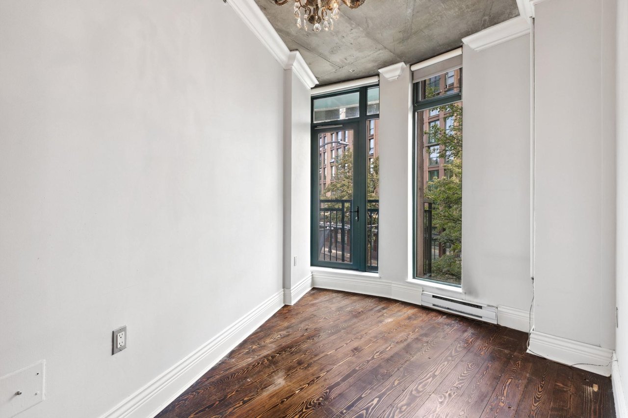 208-22 E Cordova St