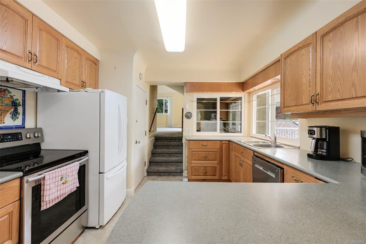 2587 MacDonald Dr