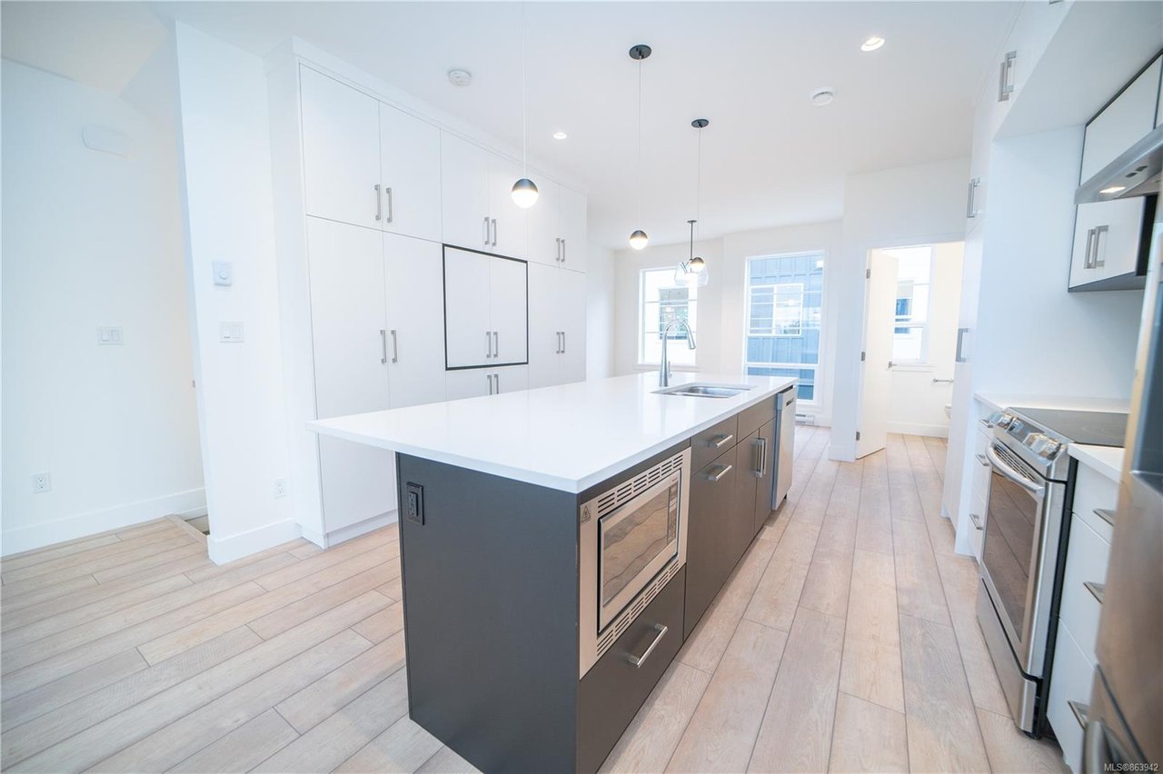 2-1052 Tillicum Rd, Saanich