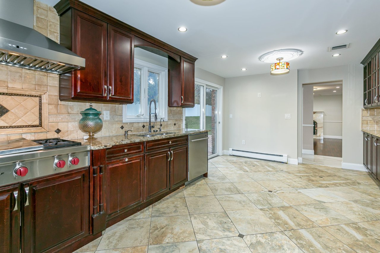 1 W Fern Drive, Jericho