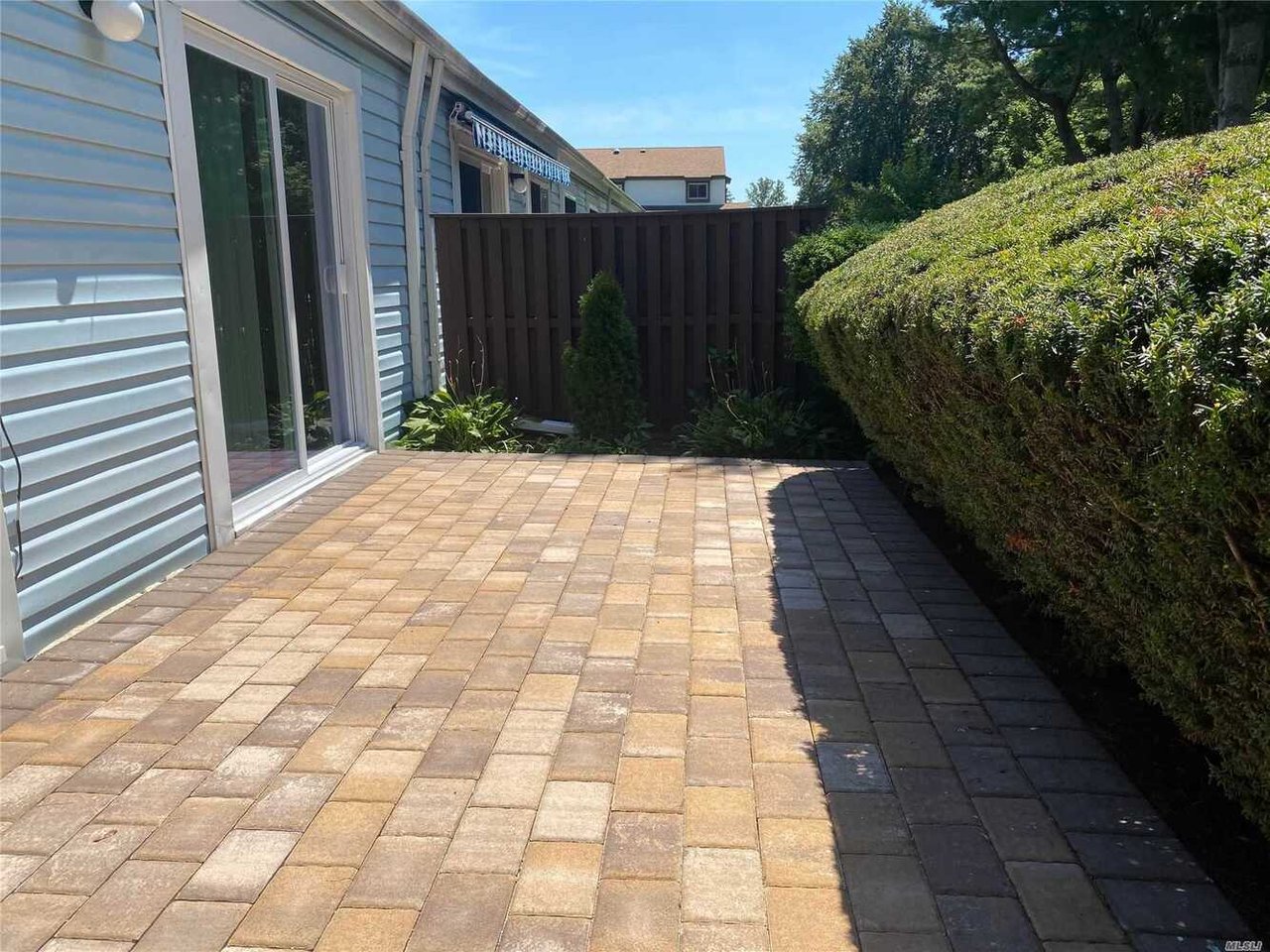 304 Bentley Ct, St. James