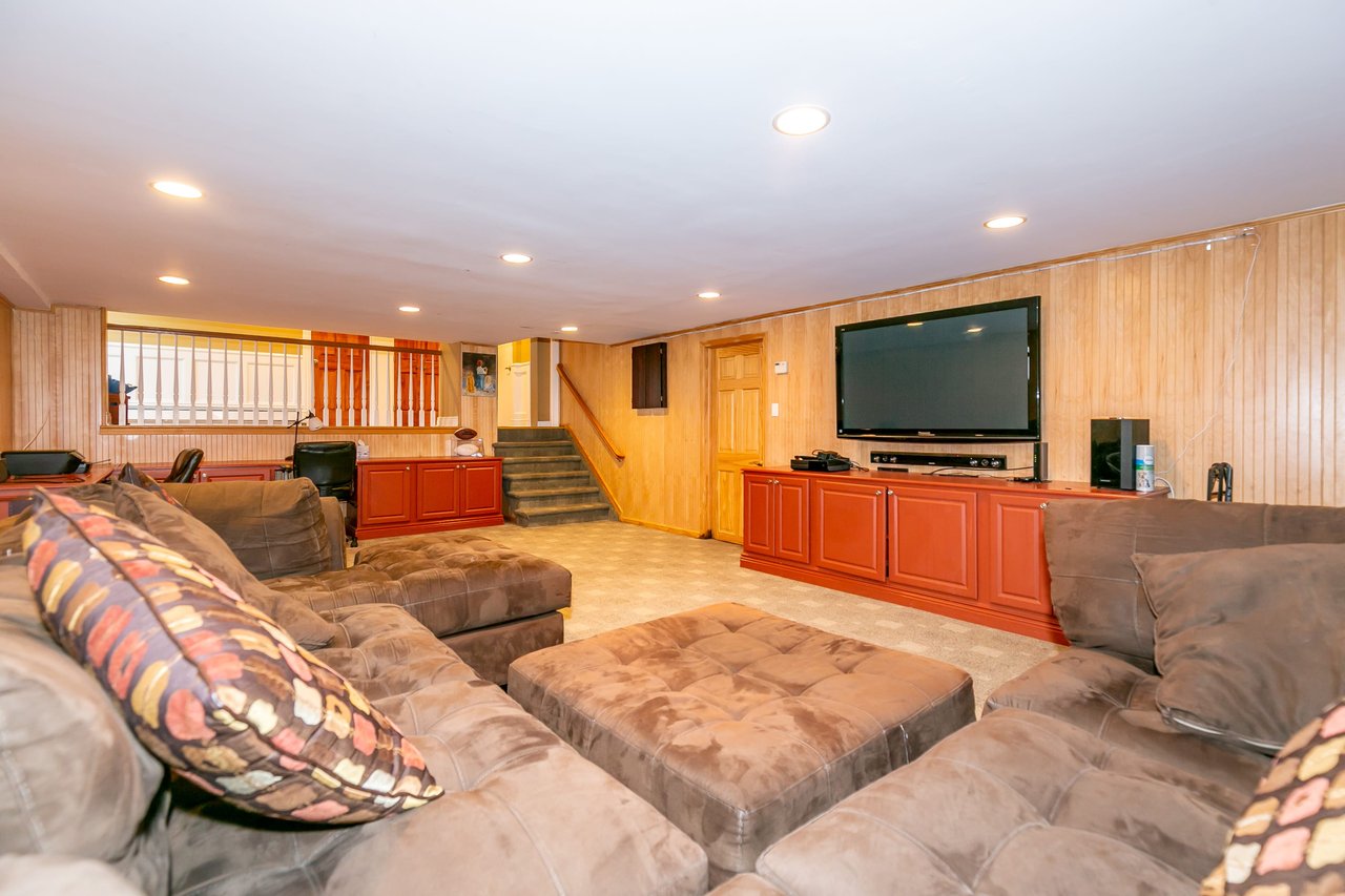 1 Gloria Dr, Woodbury