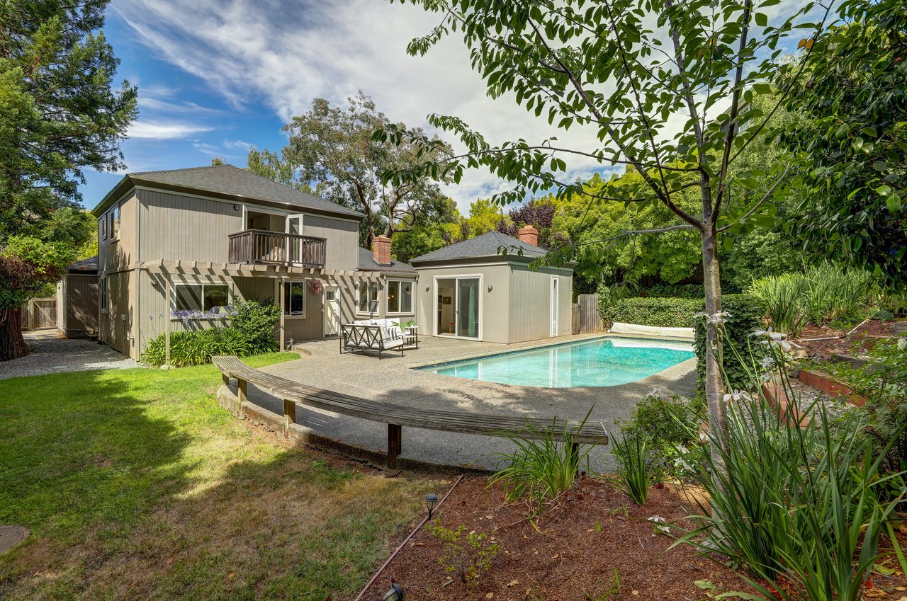 Private Reedlands Residence with a Pool 