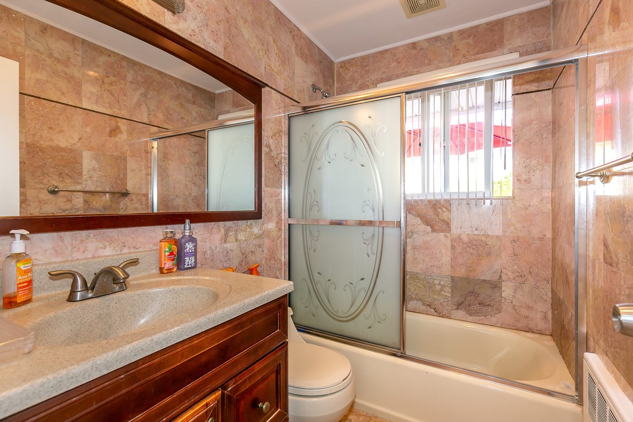 30 Gardner Ave, Hicksville