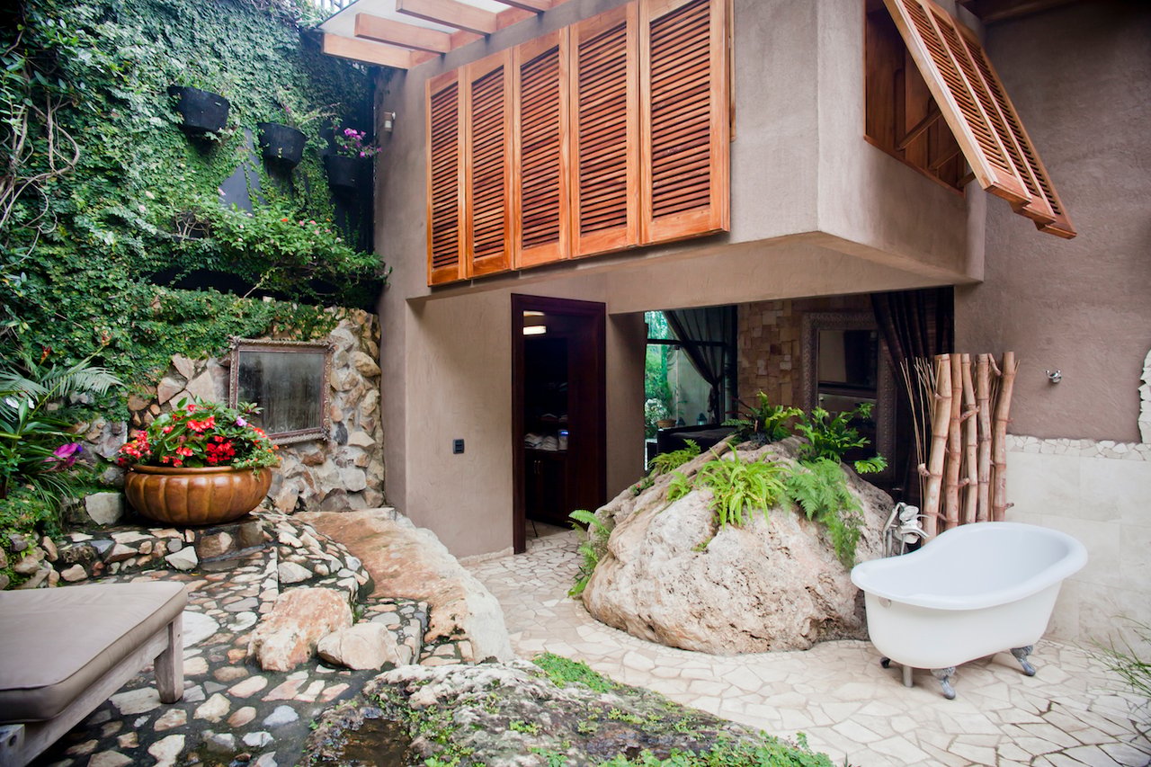 Private Secure Garden Estate, Escazu, San Jose