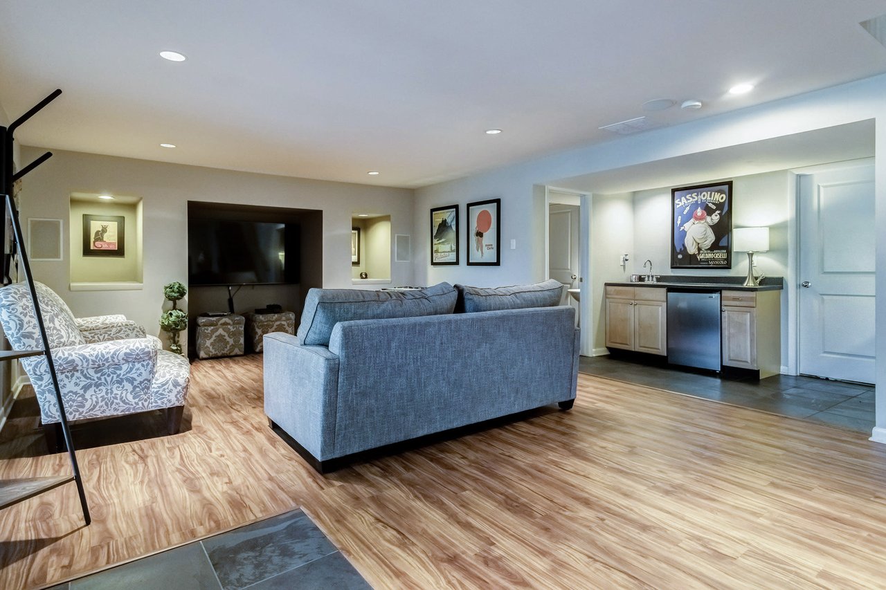 Sophisticated & Stylish in Charming Ladue