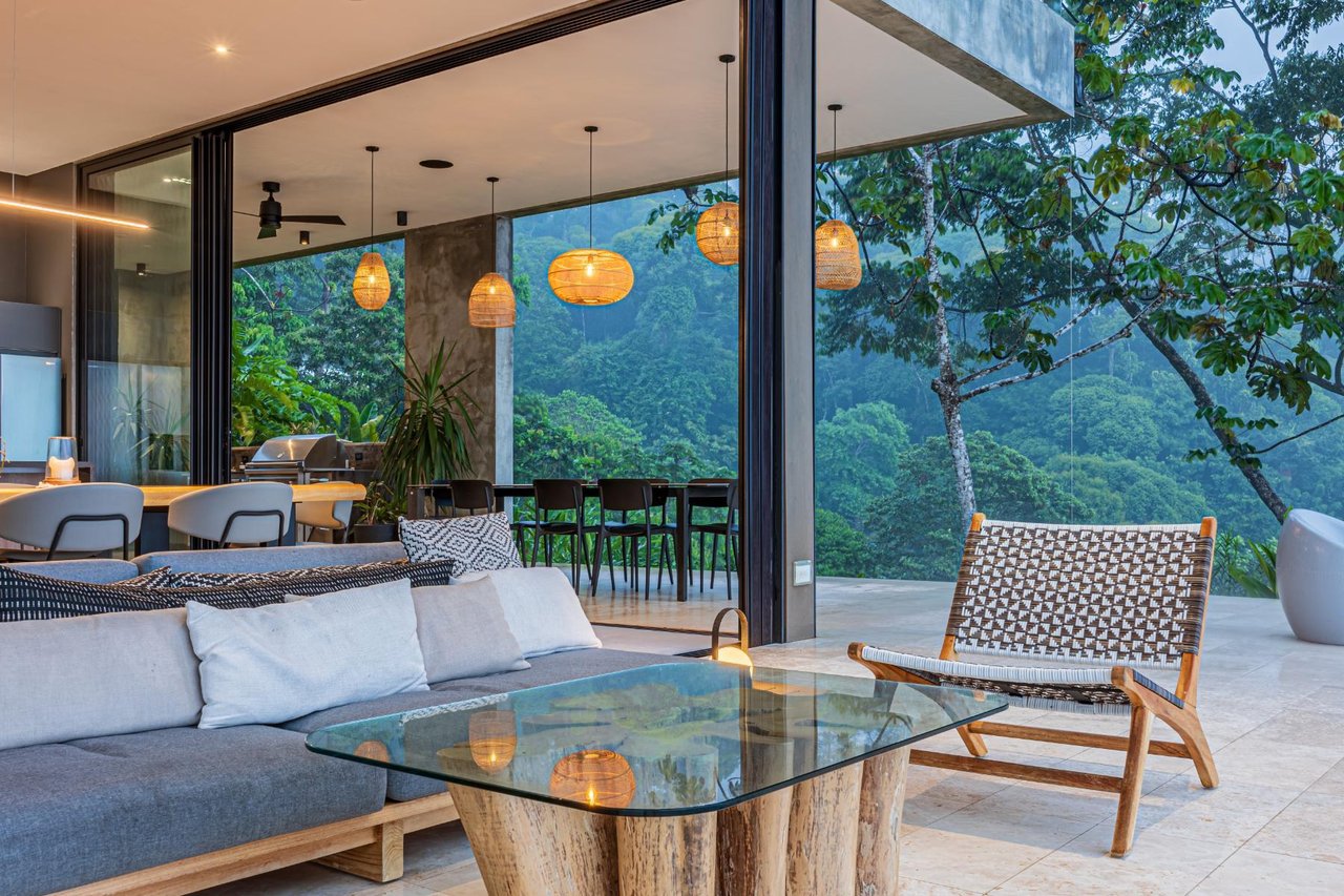 Architectural Whale Tail Villa, Dominical, Puntarenas