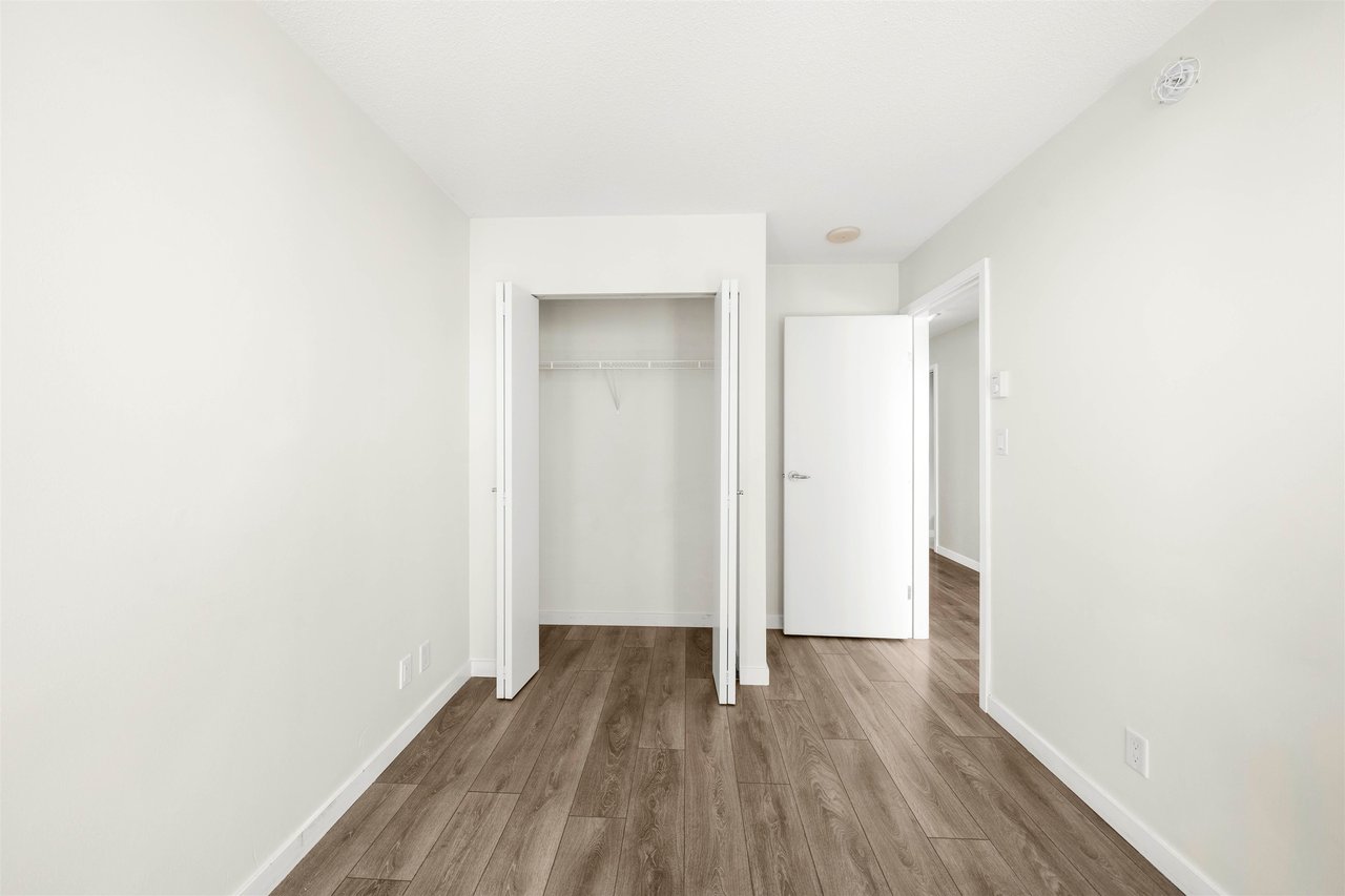 1905-233 Robson St