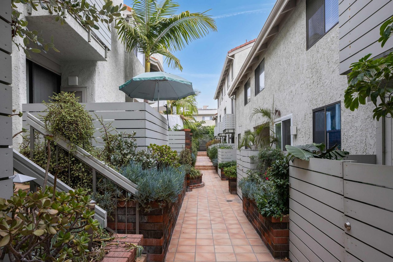 Contemporary Courtyard Townhome