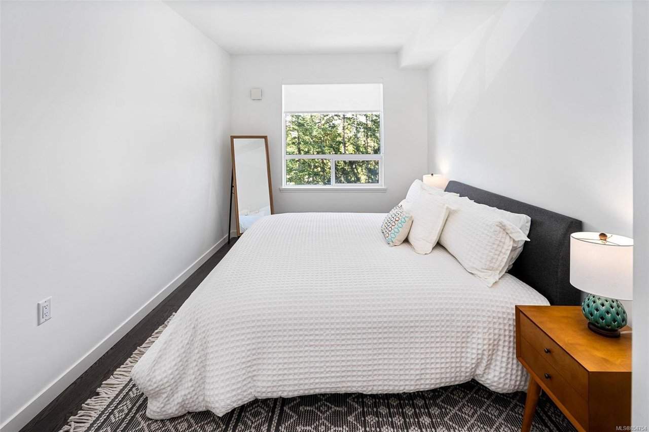 403-7162 W Saanich Rd