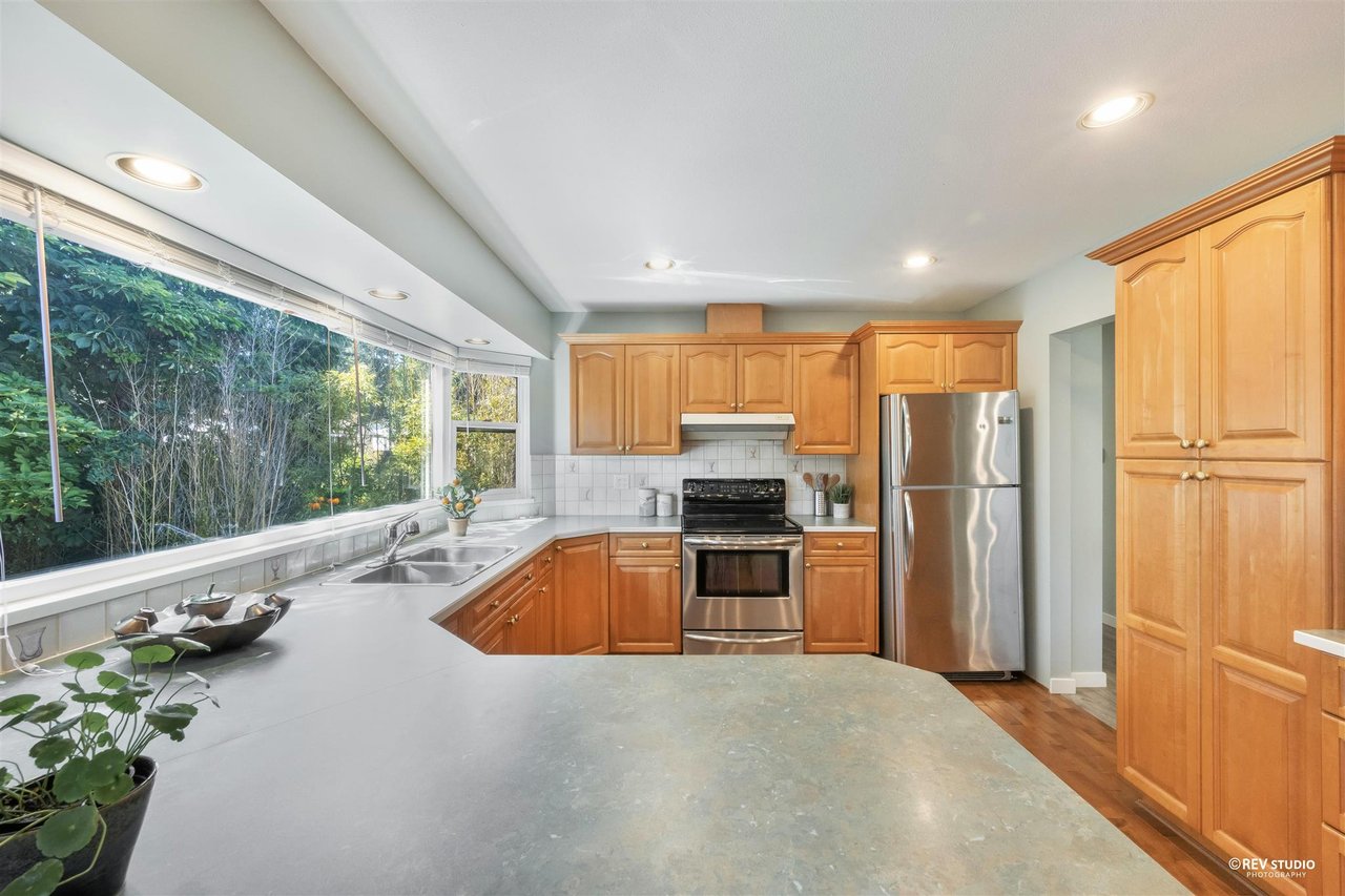 3162 Bute Cres