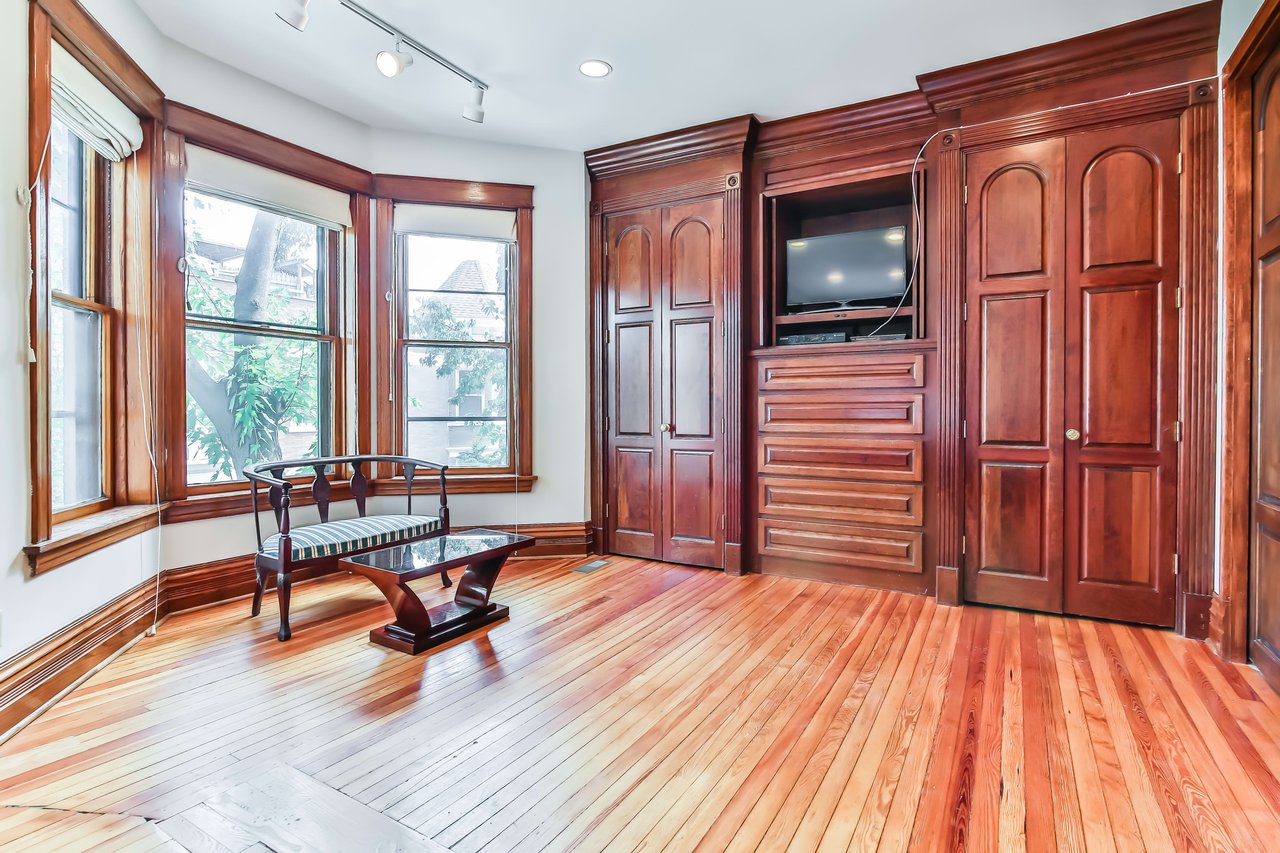3806 N Alta Vista Ter