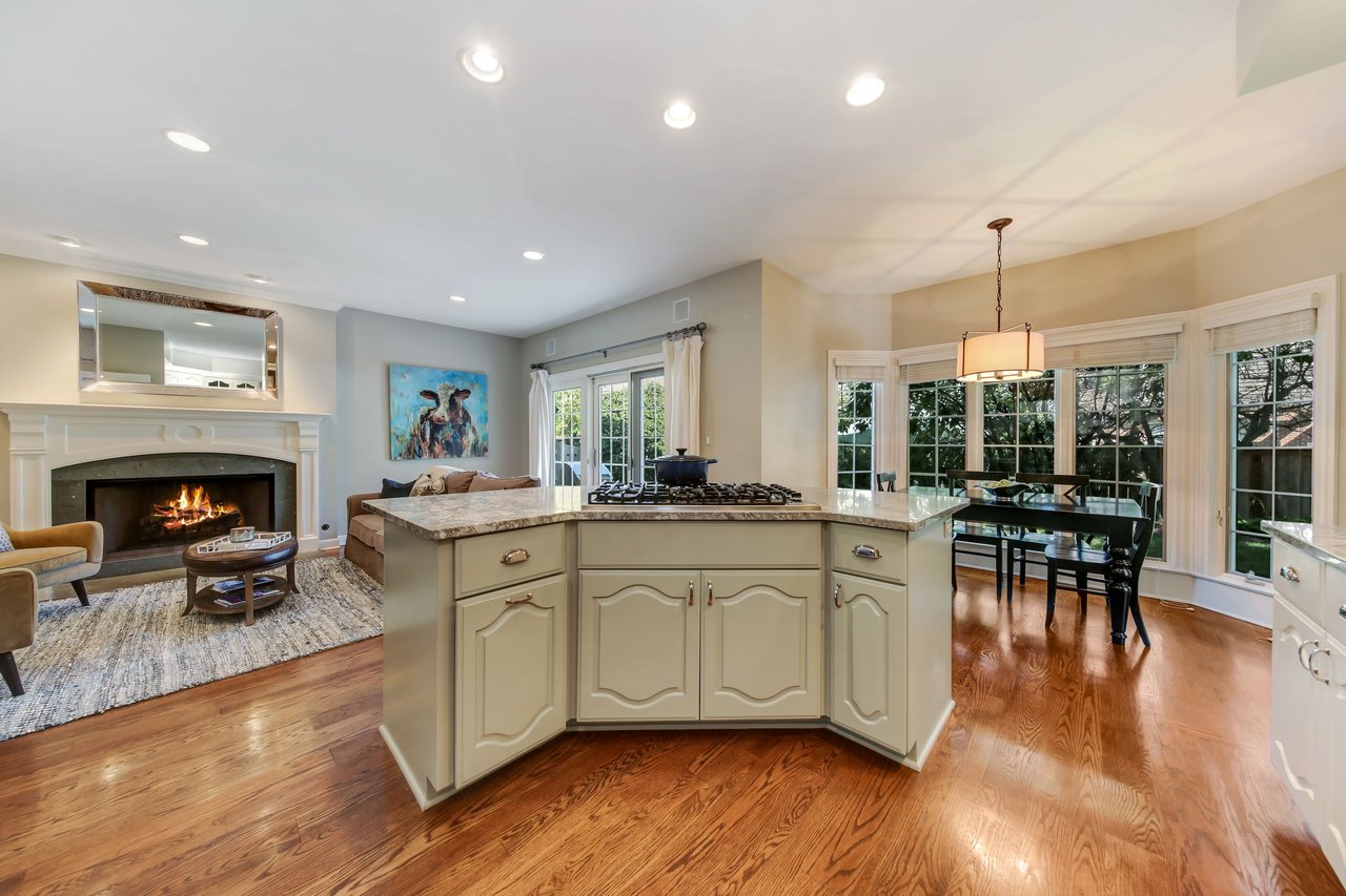 Accented with an array of modern finishes and features a sophisticated urban vibe.