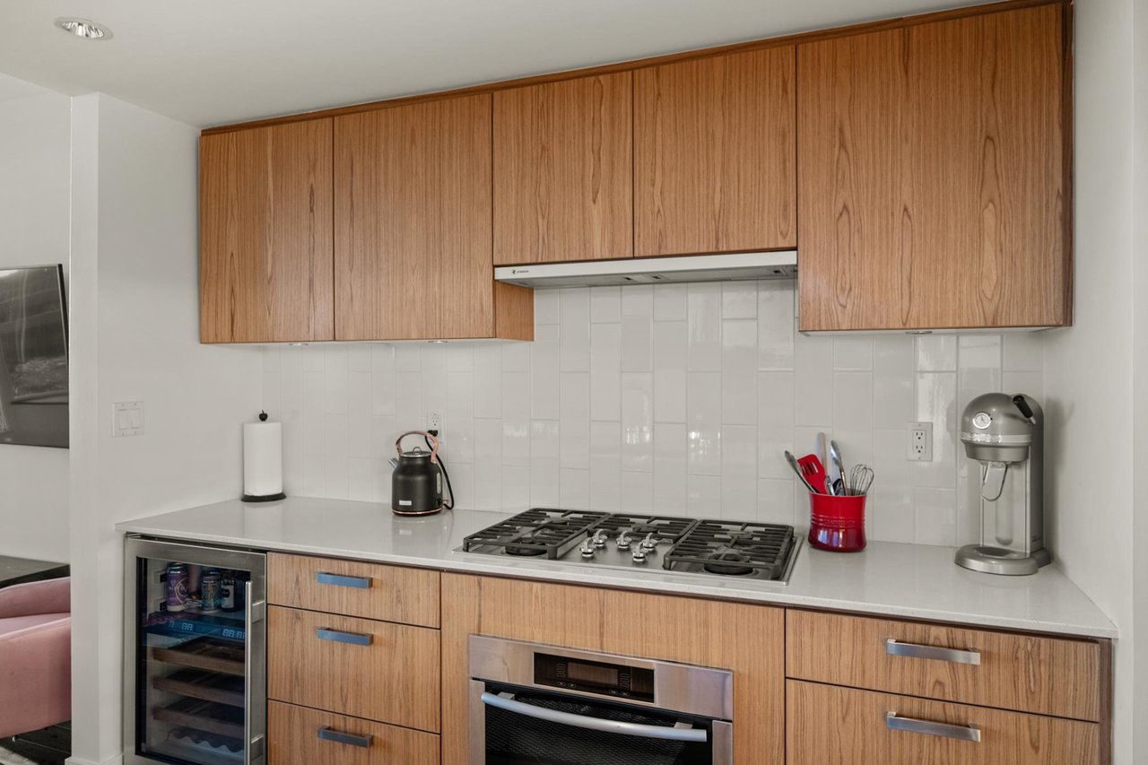 902-1675 W 8th Ave